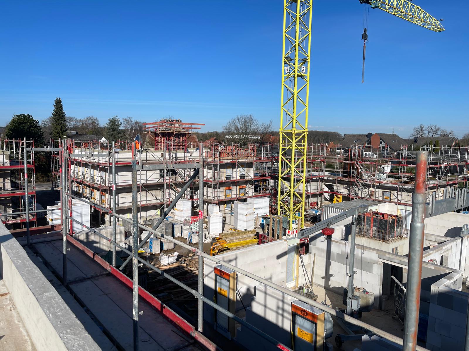 Baustelle Hittfeld - Fortschritt  mit Kran